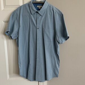 Calvin Klein Light Blue Short-Sleeve Button-Down Shirt with Micro Dot Pattern